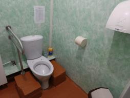 В ДОУ туалеты оборудованы поручнями